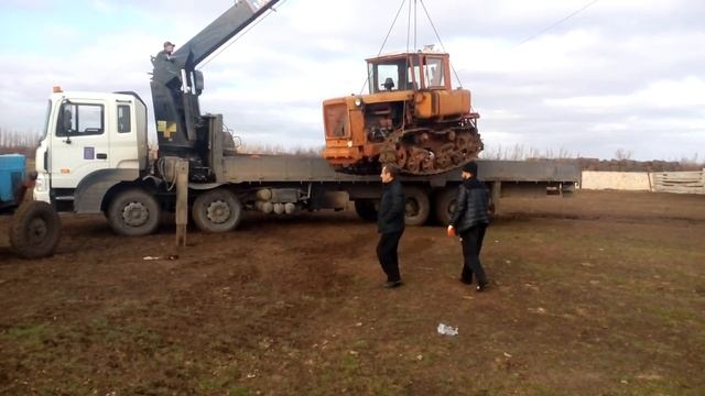 Манипулятор грузит ДТ 75 смотреть онлайн