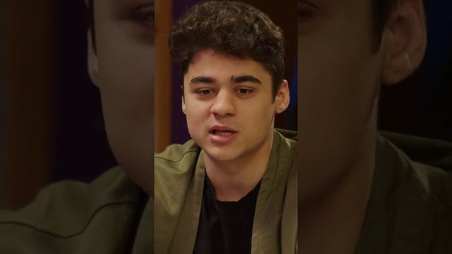 У Эмиля Иманова татуировки с именами блогеров: Влад А4, Лапенко, ВПШ, Дневник Хача смотреть онлайн