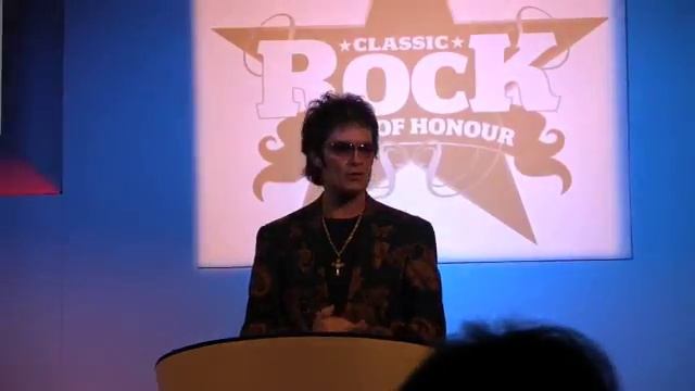 Pearl accepts Classic Rock award for dad Meat Loaf смотреть онлайн