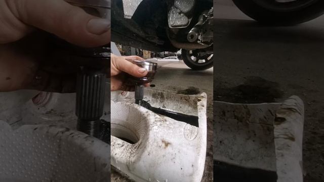 Как поменять пыльник шруса Volkswagen Golf.