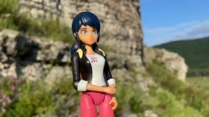 Маринетт сорвалась со скалы/ Летние серии Леди Баг и Супер Кот