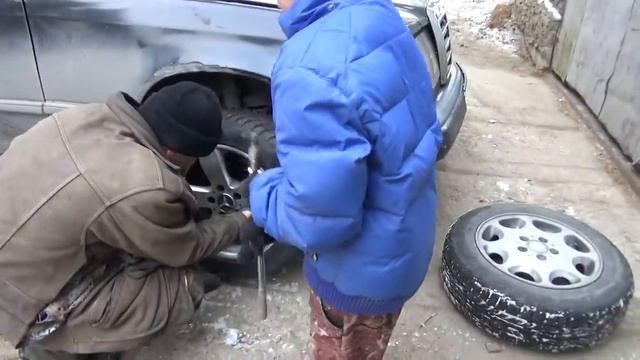 Переобуваем колёса на мамин Мерседес W 124. смотреть онлайн