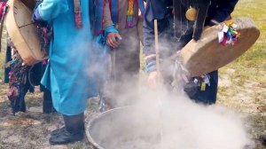 Шаманский обряд посвящения в шаманском центре «Тэнгэри» в Сибири