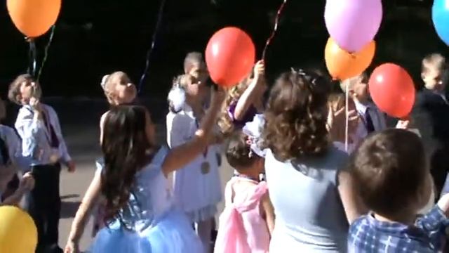 Запускаем на счастье шары в небо(прощание с садиком) смотреть онлайн