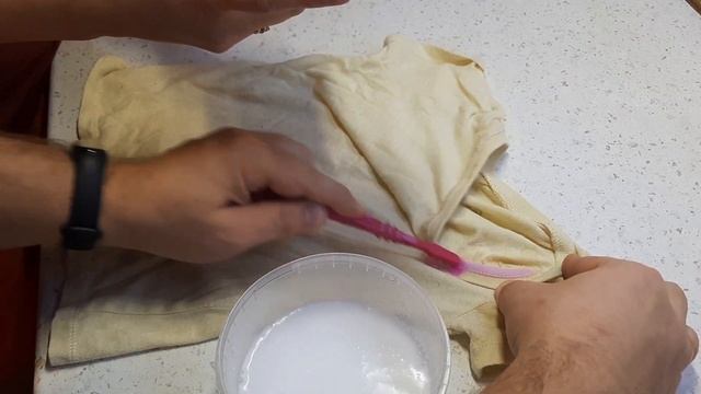 Кислородный очиститель отмывает засохшую зелёнку с футболки ребёнка смотреть онлайн