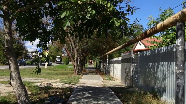 Пройдём улицей Бирюкова от улице Октябрьской и реки Салгир в посёлке Гвардейское Крым 4 октября 202 смотреть онлайн