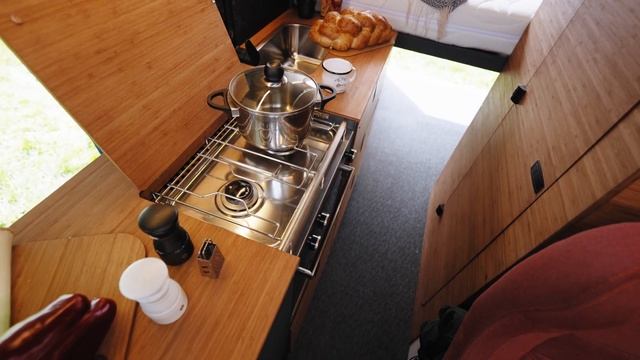 VAN TOUR ENGLISH I BUS AROUND THE WORLD Renault Master 4x4 Oberaigner I Detailed Tour! смотреть онлайн