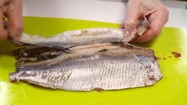 Как почистить селёдку быстро и без костей. Как разделать селёдку. смотреть онлайн