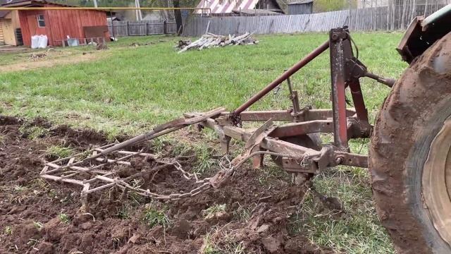 Трактор Т-40 с плугом ПЛН 3-35 на вспашке. смотреть онлайн