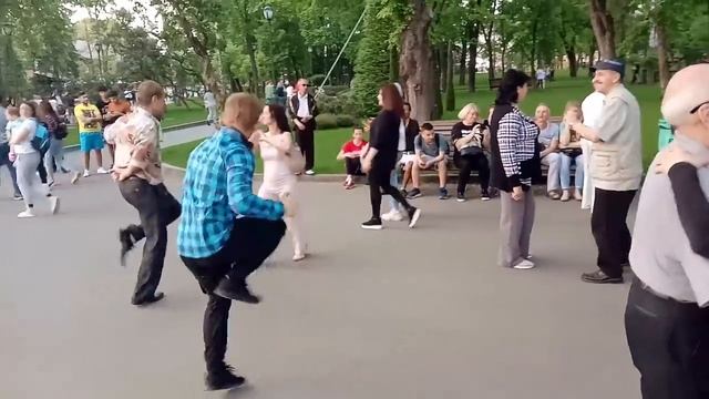 А когда на море качка!!!Танцы в саду Шевченко,Харьков,май 2021. смотреть онлайн