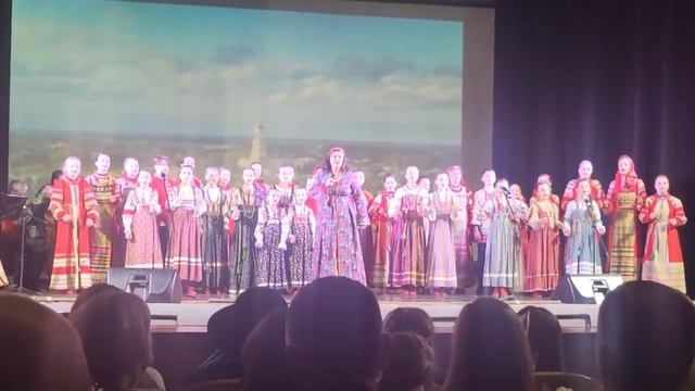 "Наш край Россия" исполняет Сводный хор народной песни Перезвон. Солистка Елена Фесько. смотреть онлайн