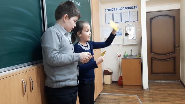 Полезный элемент урока на отработку Английских предлогов. 2 класс. смотреть онлайн