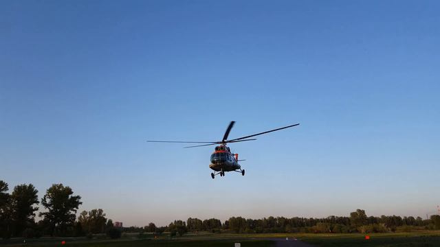 Взлёт вертолёта МЧС МИ-8 на острове Татышев 2020.05.17 смотреть онлайн