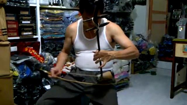 Papa demonstrates the Er hu (chinese violin) - 1/4 смотреть онлайн