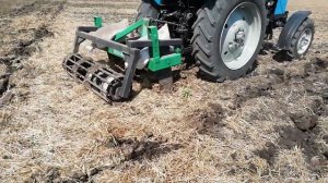 МТЗ 82  Работа с чизелем, глубина 40+. Трактор идет без дыма.