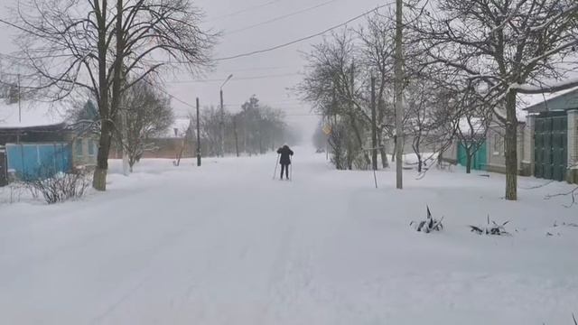 Мой день катаюсь на лыжах⛷️//не пошла в школу/сильный снег смотреть онлайн