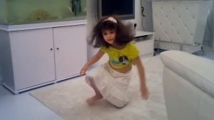 Маленькая девочка танец живота