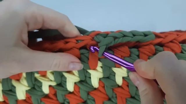 Корзинка с ручками из трикотажной пряжи на основе прямоугольного дна. Узор плетёнка. Мастер-класс. смотреть онлайн