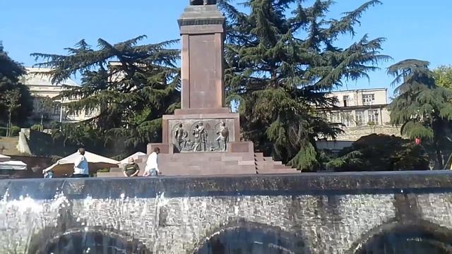Красивый фонтан на проспекте Руставели (Tbilisi Georgia). смотреть онлайн