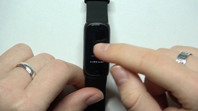 FITBIT Inspire 3 | Как настроить яркость экрана часов FITBIT Inspire 3 смотреть онлайн