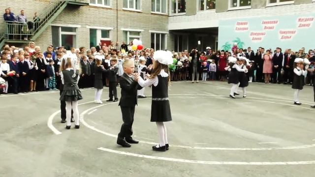 День Знаний 2019. Выступление первоклассников с первой учительницей. смотреть онлайн