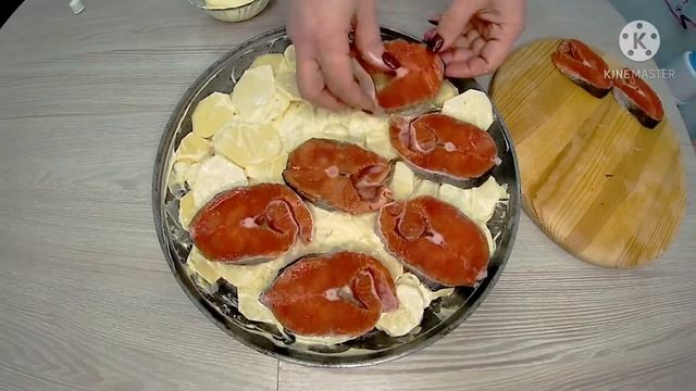 Сочные стейки кеты в духовке с картофелем!!! Очень простой и вкусный рецепт! смотреть онлайн
