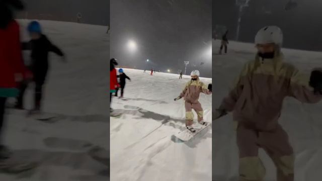 на память 🫂сегодня можно считать первый раз встала на сноуборд 🏂 #gavrilina #юлягаврилина смотреть онлайн