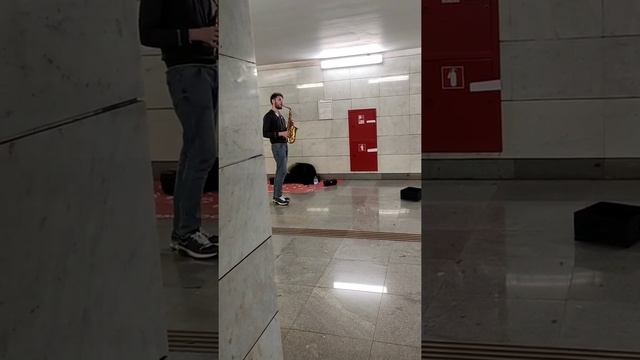Саксофонист в метро Despasito смотреть онлайн
