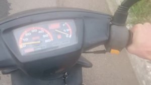 скутер Ямаха Джог ложит стрелку.Yamaha Jog