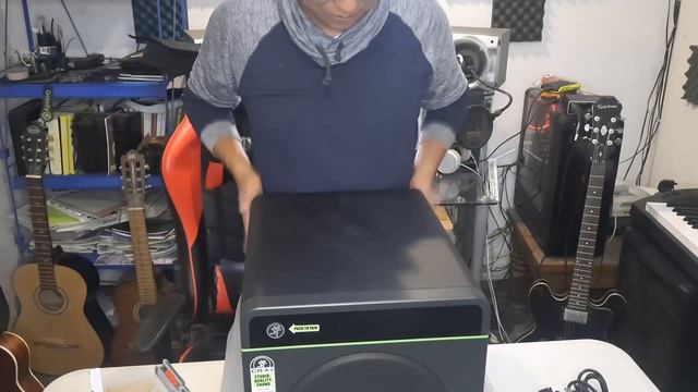 Mackie CR8S XBT Unboxing смотреть онлайн