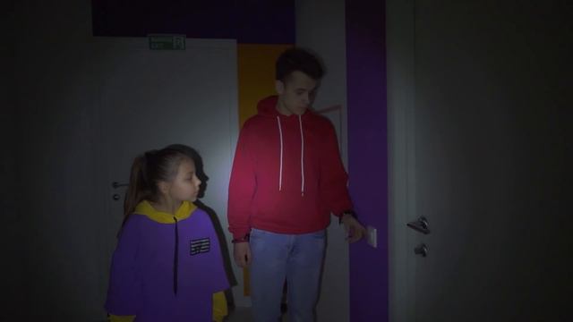 СТРАННОЕ СУЩЕСТВО, доставляющее посылки В 3 ЧАСА НОЧИ, попало на камеру! ШОК!!! смотреть онлайн