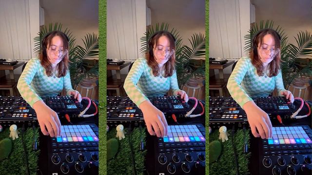 Aphex Twin's Xtal - HARD(WARE)CORE 2 synths & a groovebox смотреть онлайн