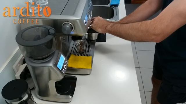 Brewing a Piccolo Latte at Home BES920XL смотреть онлайн