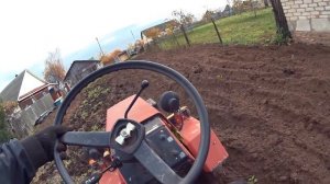 Минитрактор МТЗ Беларус 132MT в работе. Вспашка земли на тракторе переломке