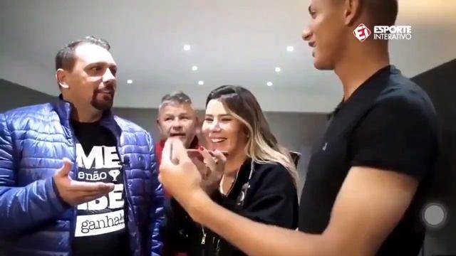Richarlison tentando pedir pizza em inglês! смотреть онлайн