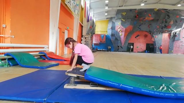 Как сделать сальто? 1 часть техника кувырков.