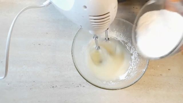 Белковая глазурь для выпечки и куличей \ Не крошится и очень вкусная \ Рецепт глазури смотреть онлайн