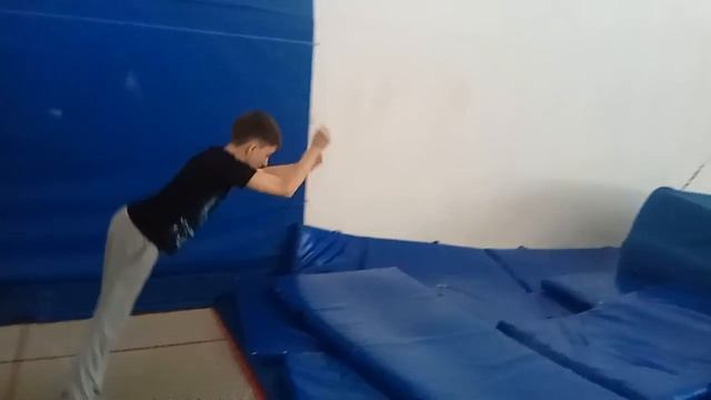 Сальто вперёд на батуте в Slowmotion