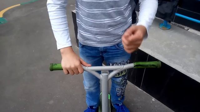 How to Bar spin (как сделать bar spin на самокате)? смотреть онлайн