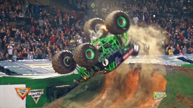 Perform EPIC Stunts with the Monster Jam Ramp Champ RC смотреть онлайн