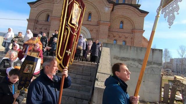 Пасхальная служба, крестный ход и освящение воды на Живоносный источник смотреть онлайн