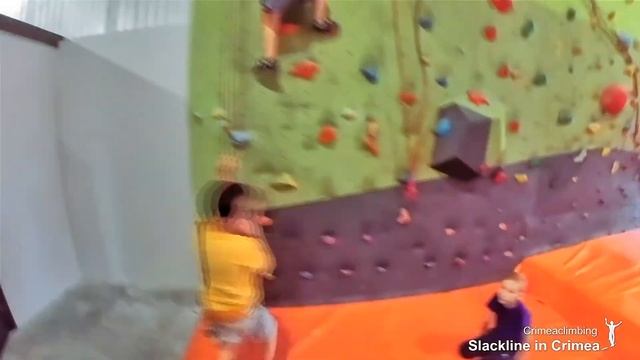 Дети на скалодроме. Тренировки в зале и на скале. смотреть онлайн