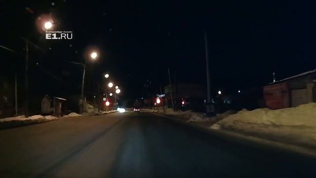 Горожанин заснял суперболид, пролетевший в небе над Екатеринбургом смотреть онлайн