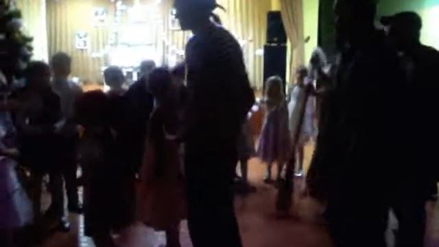 Новогодний утренник в школе. Выход разбойников смотреть онлайн