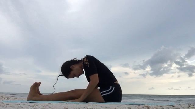 Sunset Yoga On The Beach | 10 Minute Gentle Evening Yoga ?