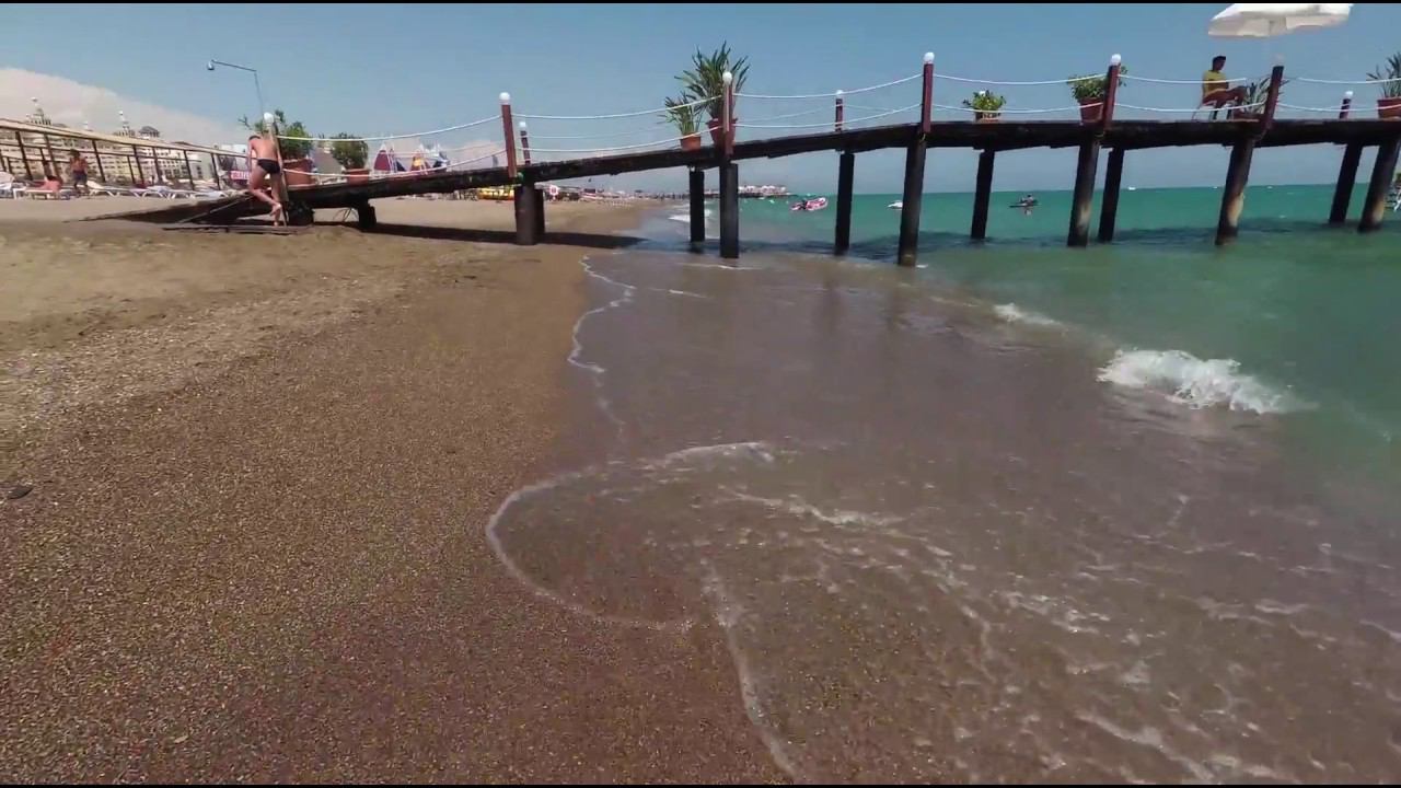 Пляж района Лары