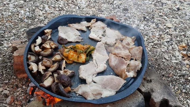 Душевная осенняя рыбалка с ночевкой! Костёр, вкусный ужин и музыка Виктора Цоя! смотреть онлайн