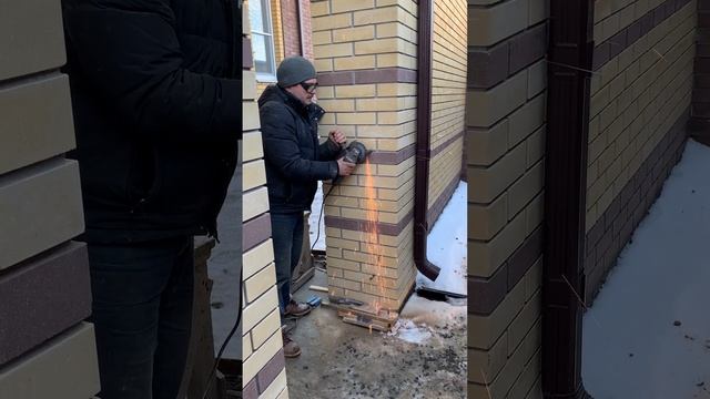 ВЕШАЕМ КАЛИТКУ НА КИРПИЧНЫЙ СТОЛБ #shorts смотреть онлайн