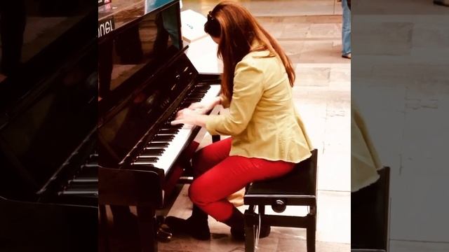 Playing Debussy at Gare Montparnasse, Paris смотреть онлайн