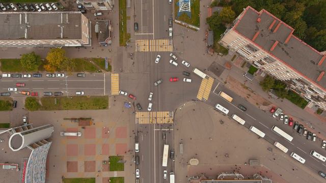 Таймлапс с дрона над перекрёстком смотреть онлайн